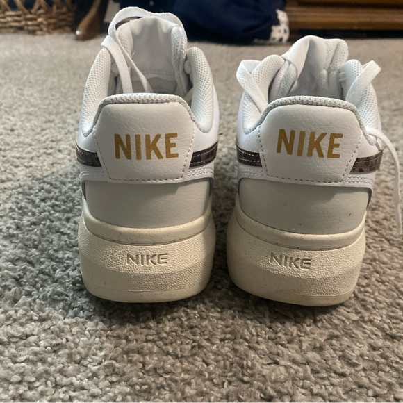 Women’s Nike with leopard - Picture 4 of 4